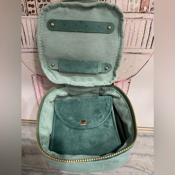 Velvet Cube Zippered Jewelry Organizer - Picture 3 of 7